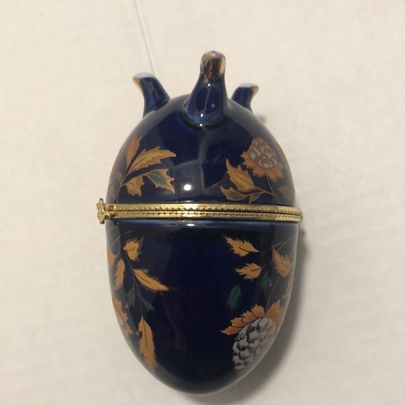 Cobalt blue porcelain egg with 3 legs painted in gold tone and decorated around - Picture 9 of 10